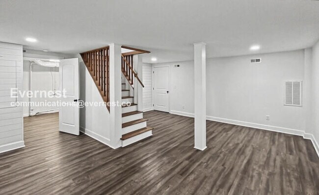 Building Photo - 3 Bed, 2 Bath Home with Fenced Yard / Pet-Friendly / Available Now!