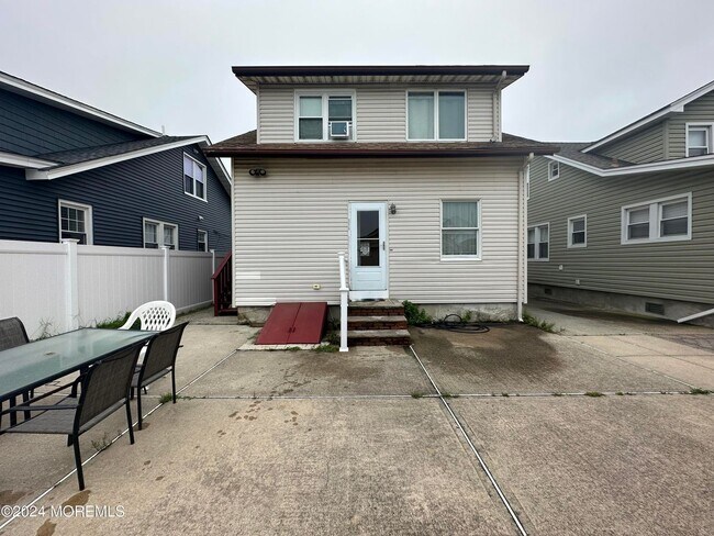 Building Photo - 117 18th Ave