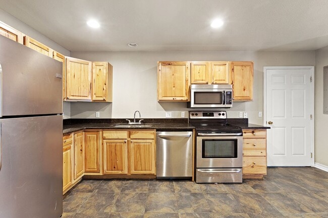 Building Photo - Walk to campus! Walk downtown! Fenced yard! Flat Rate Utilities!