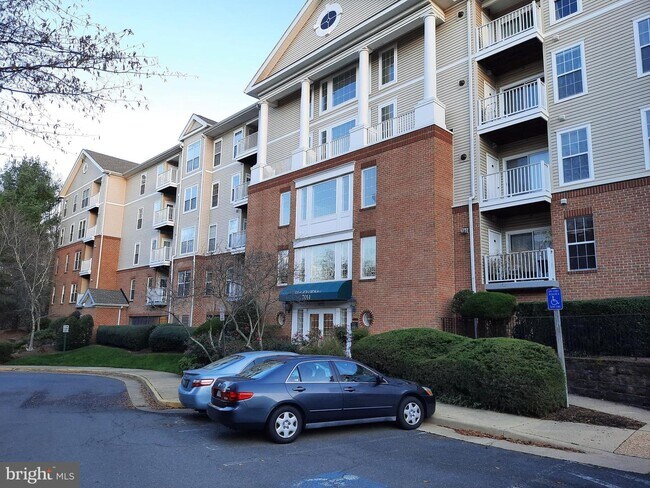 Building Photo - 7011 Falls Reach Dr