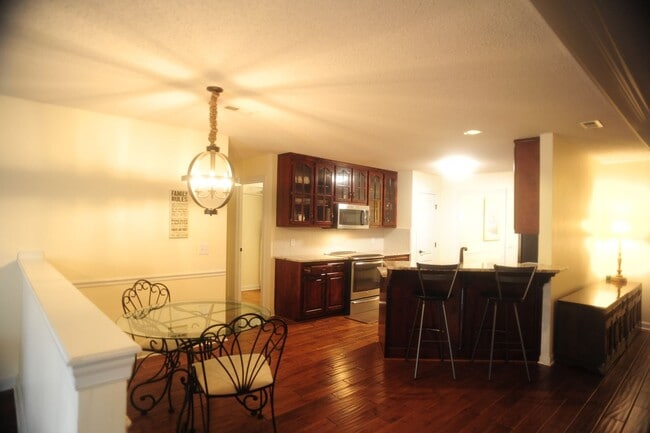 Building Photo - Updated Stunner