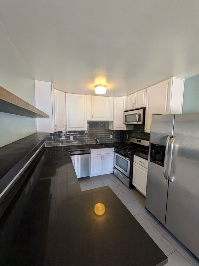 Building Photo - Spacious 1-bedroom apartment in a excellen...