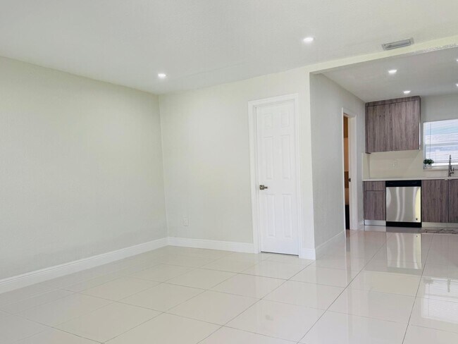 Building Photo - 4640 NE 5th Ave