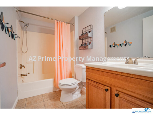 Building Photo - wow! absolutely gorgeous phoenix 2/2 condo...