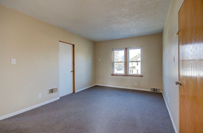 Building Photo - 400 Moran St