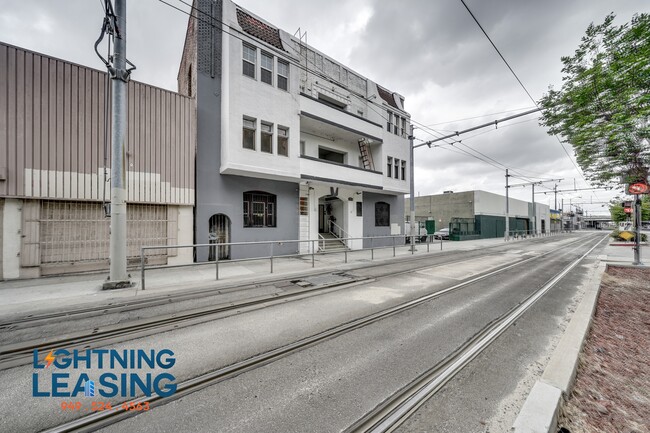 Building Photo - 1420 Flower St
