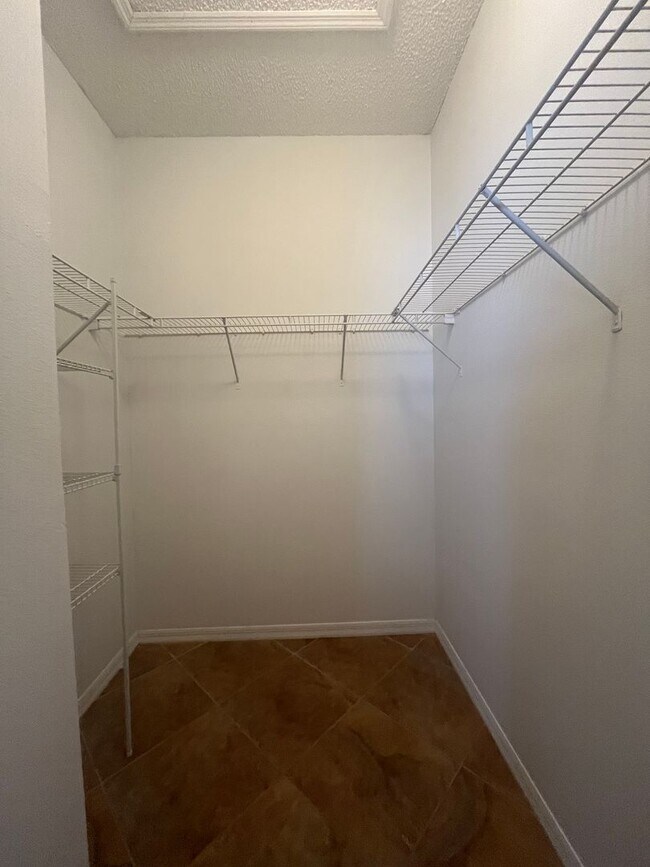 Building Photo - Updated Single family 3 / 2 with Screened ...
