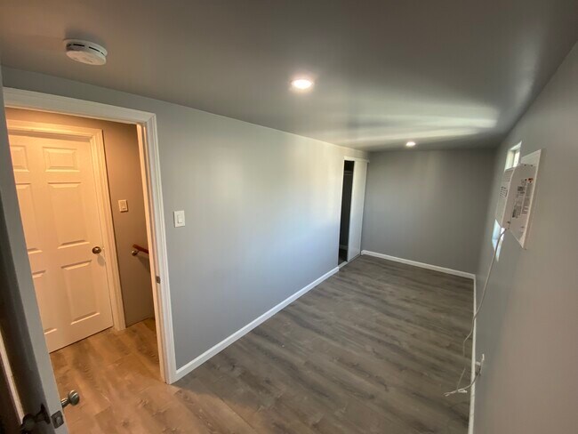 Building Photo - 2146 S West View St