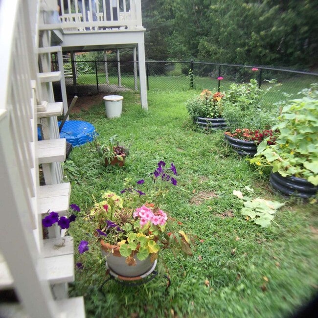 Building Photo - 201 W Oak St