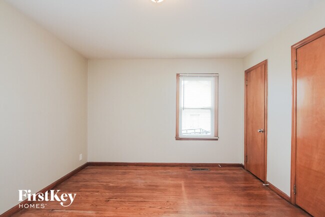 Building Photo - 311 N Boehning St