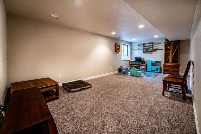 Building Photo - Beautiful 3 Bedroom, 2 Bathroom Ranch – Available Early April!