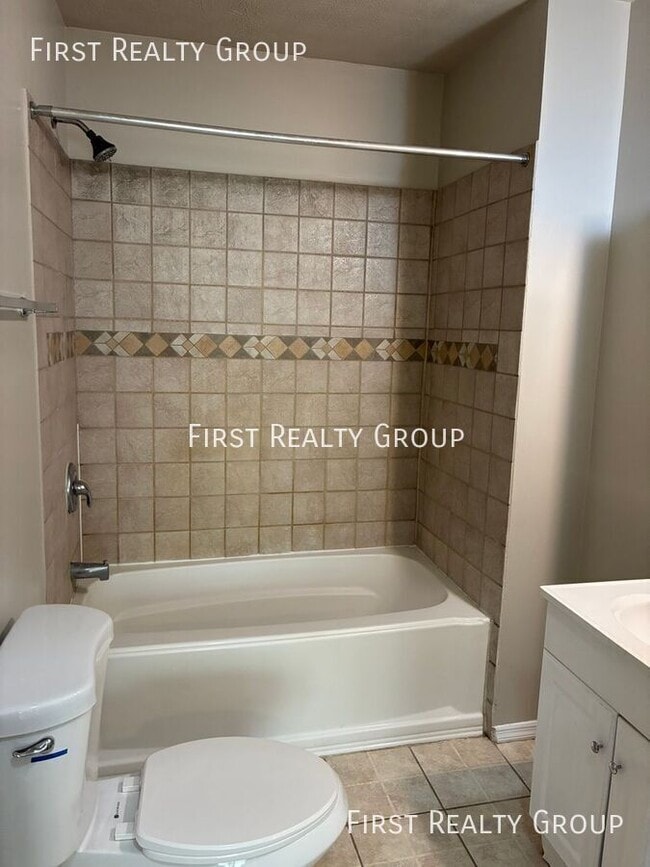 Building Photo - 909 Iola Ave