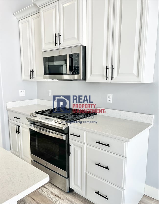 Building Photo - "AMAZING NEW HOME FOR RENT" 3 Bed 2 Bath - 2 Car Garage