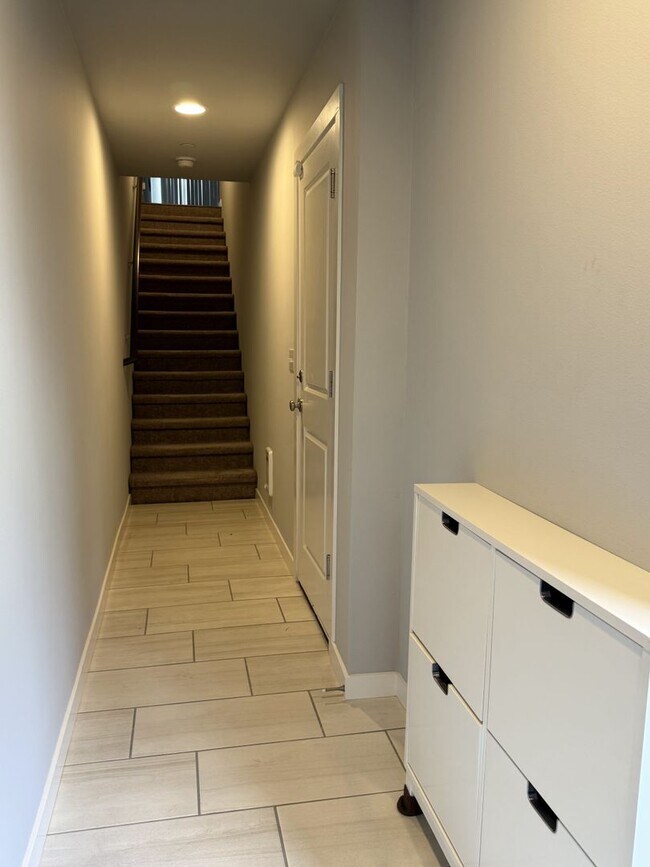 Building Photo - Modern Lynnwood 3BD/3BTH Townhome for Lease! Small Pet Friendly!