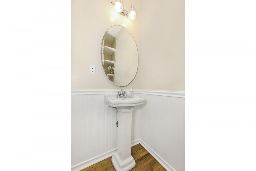 Building Photo - 3220 E 6th St