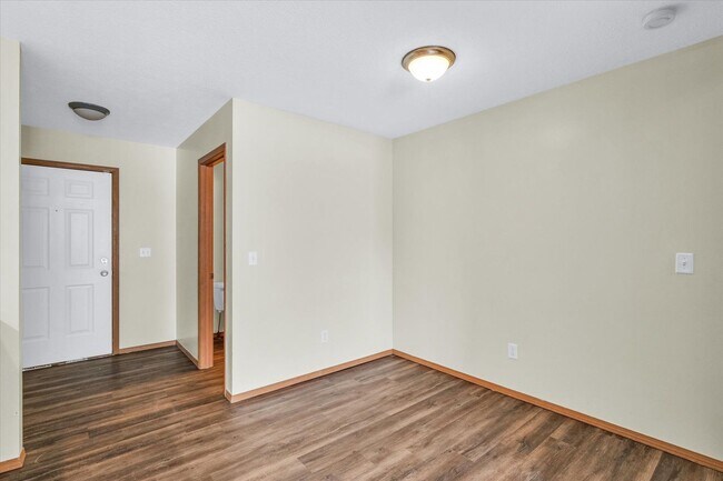 Building Photo - Spacious 3-Bed, 3.5-Bath Townhome with Attached Garage Overlooking Clearwater Park