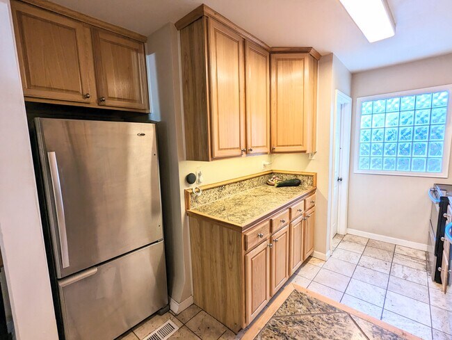 Fully Equipped Kitchen & Back Entrance - 754 Albion St