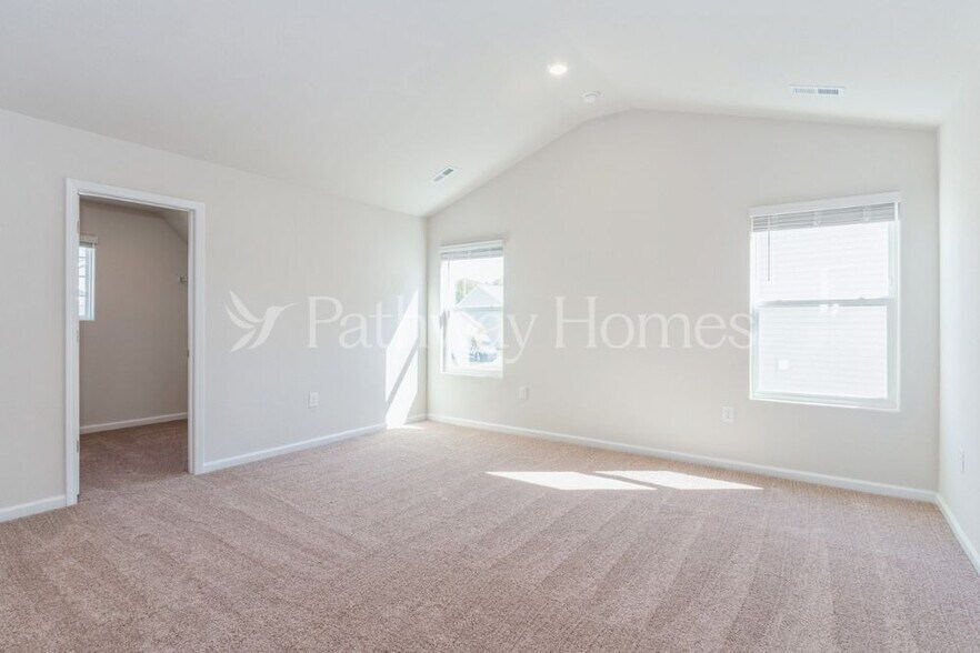 Building Photo - 102 N Sina St