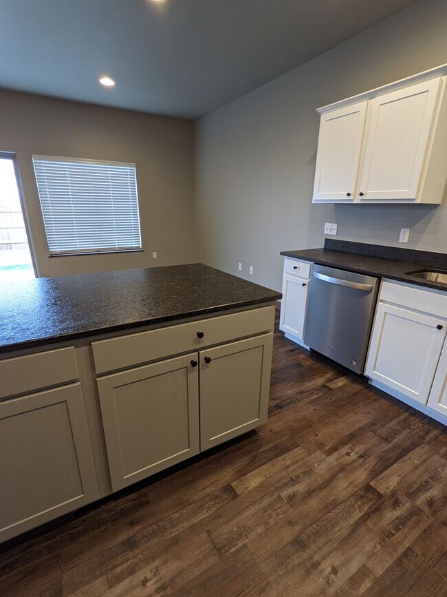 Building Photo - 1601 Westwood Cir