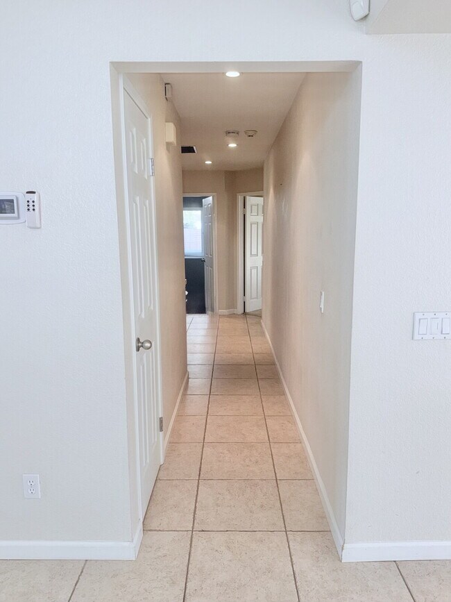 Building Photo - 3-Bedroom Home, Large backyard  & Pets Welcome
