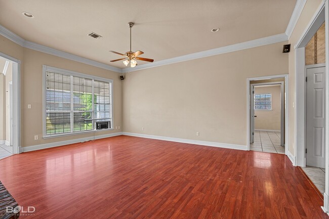 Building Photo - Check Out this 4 bed 2 bath in Stockwell!