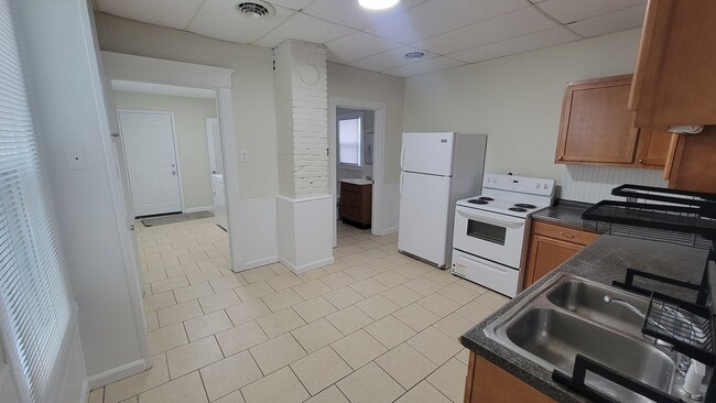 Building Photo - Shotgun Styled One Bedroom Close To UOfL