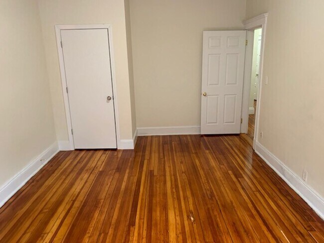 Building Photo - 3BR or 4BR near B/C trains, Wash Sq, heat ...