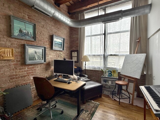 Building Photo - 770 W Gladys Ave