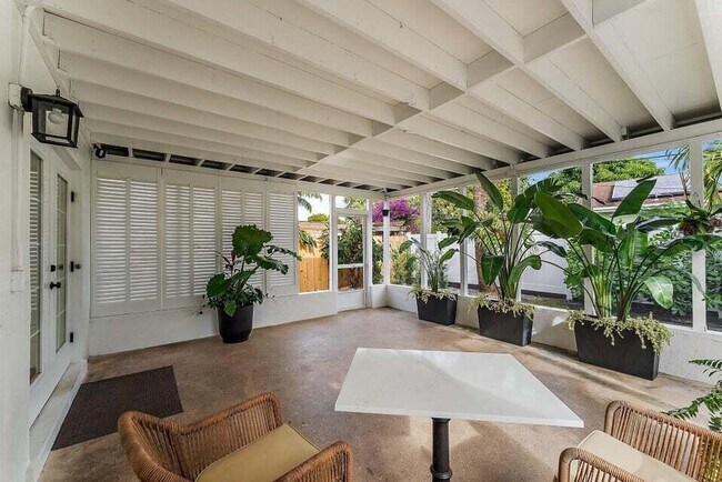 Building Photo - 513 E Whitney Dr