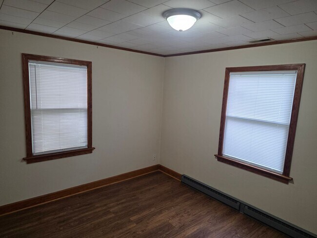 Building Photo - 3 Bedroom, 2 Bath home on a large lot with...