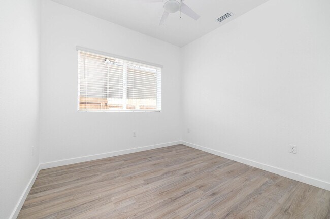 Building Photo - 4bd/2ba home with AC, off street parking and private yard!