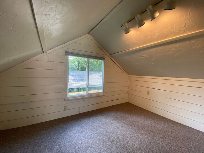 Building Photo - 515 S Fess Ave