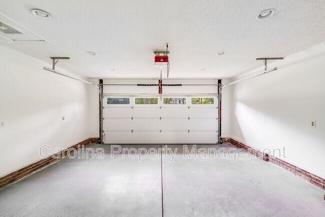 Building Photo - 2000 Mill House Ln
