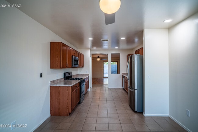 Building Photo - 2011 W Mountain Pointe Dr