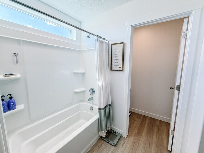 Building Photo - 549 N Orchard Dr