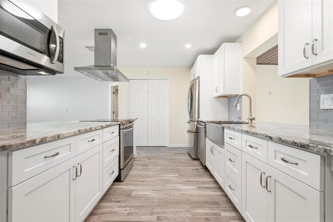 Building Photo - 1804 Oak View Dr