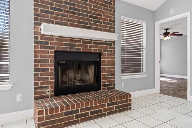 Building Photo - 16207 Parkway Dr