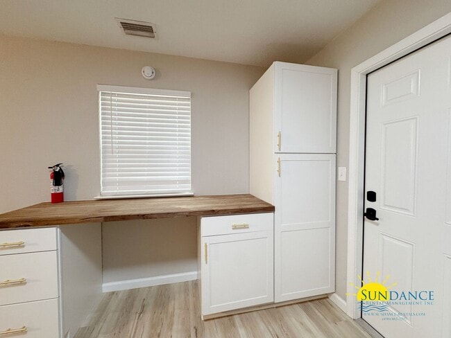 Building Photo - Quaint 2-Bedroom Home in Prime Fort Walton Beach!