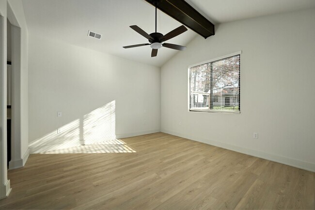 Building Photo - 201 E Maplewood Ln