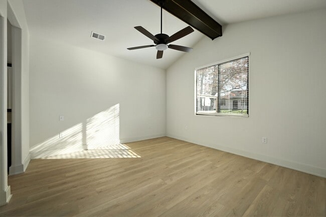 Building Photo - Stunning 2-bedroom, 2-bathroom, 2-car Townhome In Raymore MO