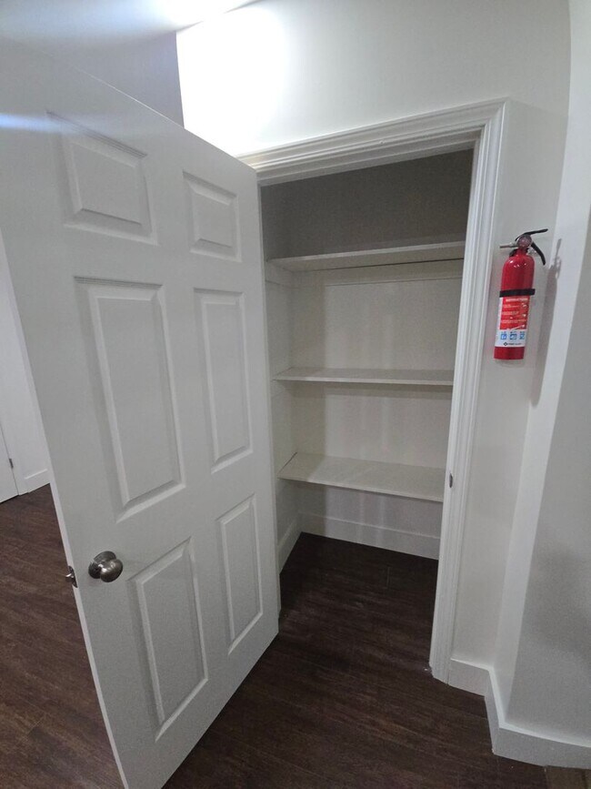 Building Photo - 1 bedroom with office and full bathroom