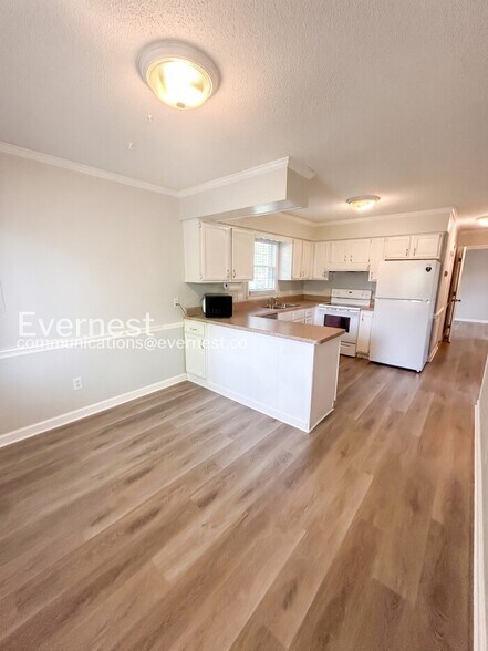 Building Photo - 3208 Pinecrest Dr