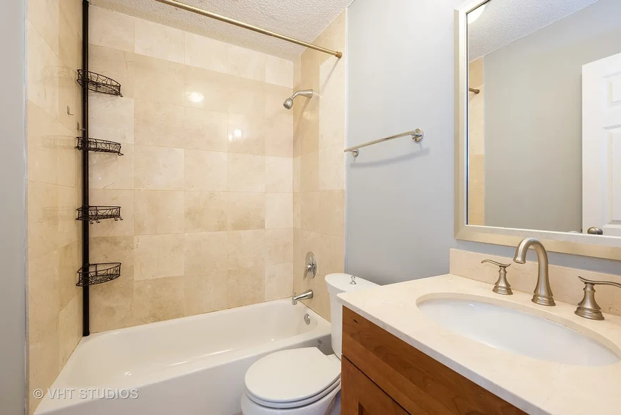Building Photo - 450 W Briar Pl