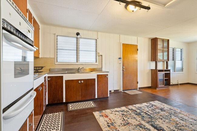 Building Photo - 3 Bed / 1.5 Bath house with carport Parking.