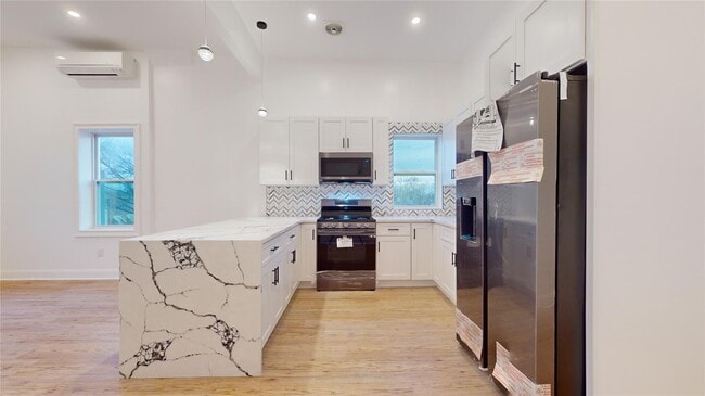 Primary Photo - 2050 Strauss St