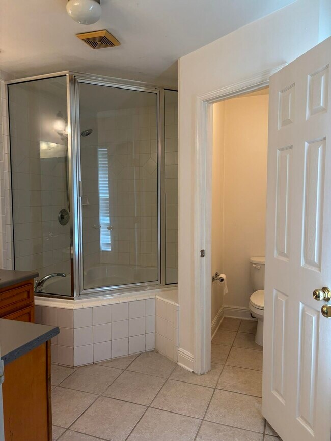 Building Photo - 3326 Golden Rain Dr