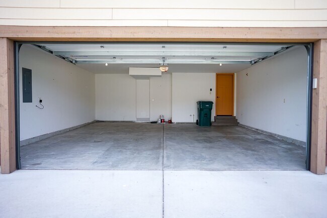 Building Photo - One Month's Free Rent