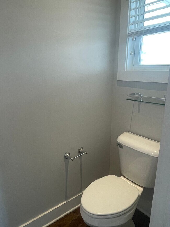 Building Photo - 1104A W Grove Ave