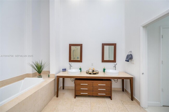 Building Photo - 495 Brickell Ave