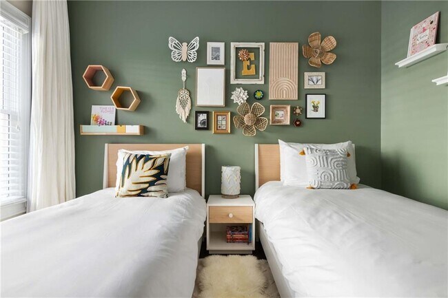 Building Photo - 582 St Charles Ave NE